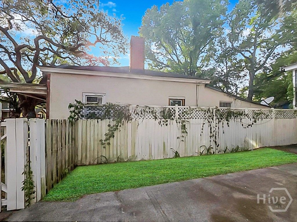 Image 5 of property listing at 842 E 37th Street, Savannah, GA 31401