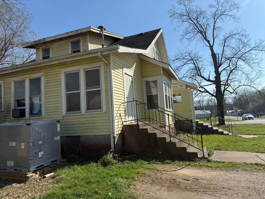 209 W Rose Avenue, Crane, MO 65633