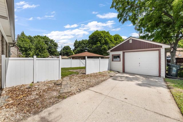 2406 S 82nd STREET, West Allis, WI 53219