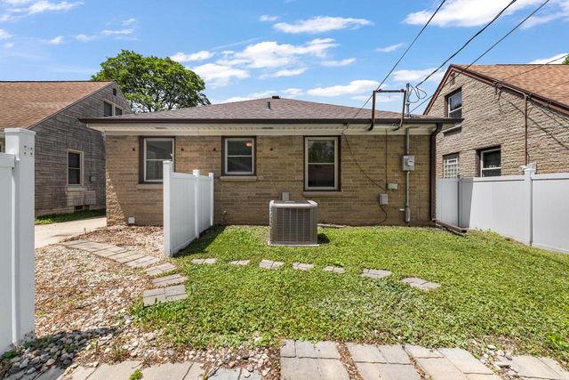 2406 S 82nd STREET, West Allis, WI 53219