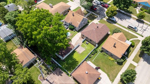 2406 S 82nd STREET, West Allis, WI 53219