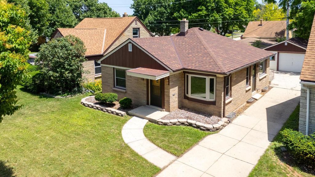 2406 S 82nd STREET, West Allis, WI 53219