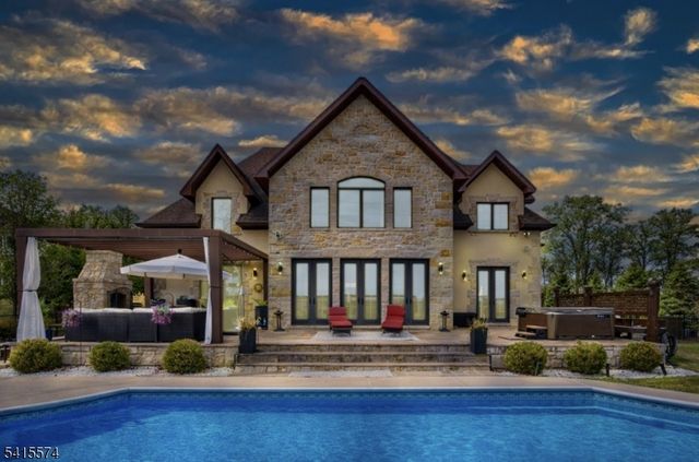 9 Catalina Dr, Byram Twp., NJ 07871