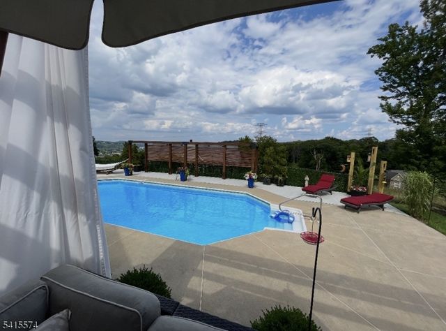 9 Catalina Dr, Byram Twp., NJ 07871