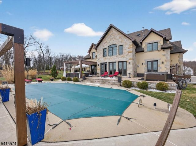 9 Catalina Dr, Byram Twp., NJ 07871