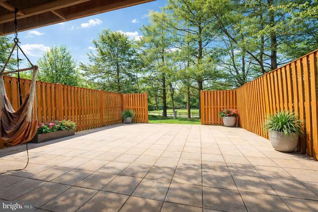 2 THE STRAND, Sparks, MD 21152