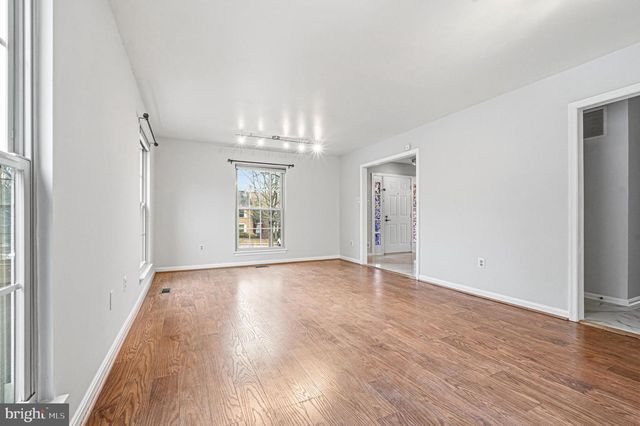 2 THE STRAND, Sparks, MD 21152