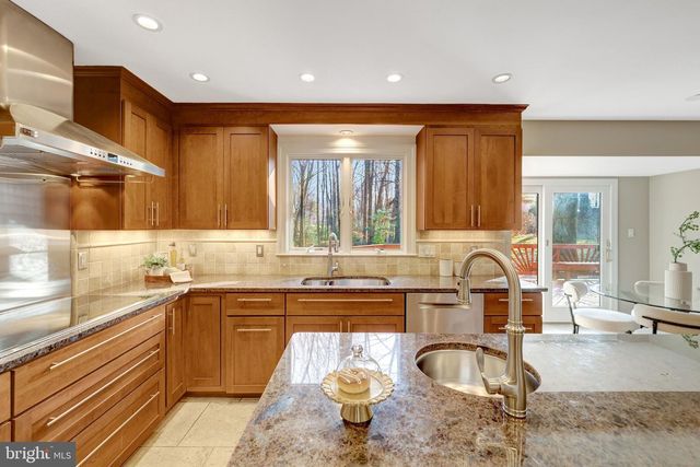 987 OLD HOLLY DR, Great Falls, VA 22066