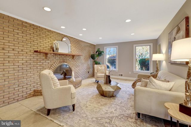 987 OLD HOLLY DR, Great Falls, VA 22066