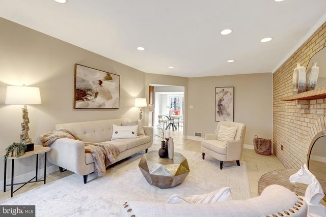 987 OLD HOLLY DR, Great Falls, VA 22066