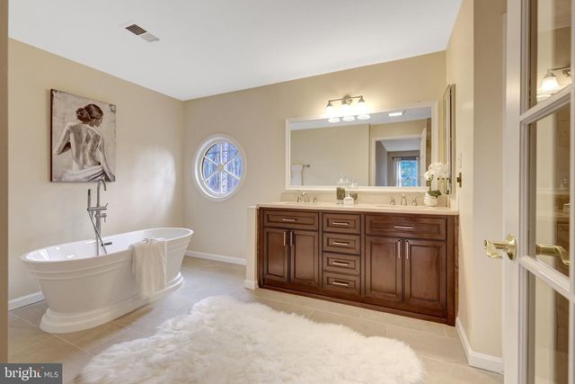 987 OLD HOLLY DR, Great Falls, VA 22066