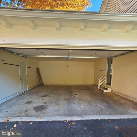 6413 FOUR OAKS LN, Burke, VA 22015