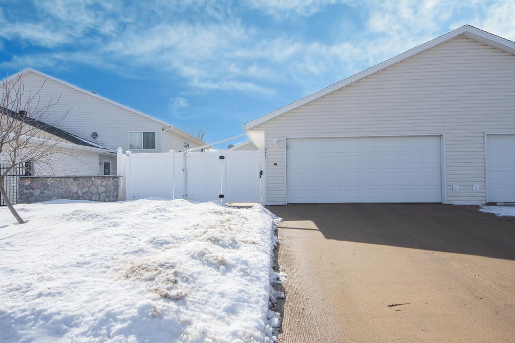 845 12th Avenue W, West Fargo, ND 58078