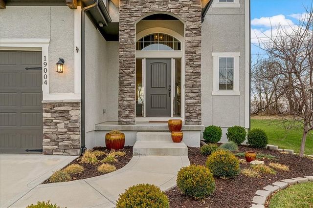 19004 Skyview Lane, Spring Hill, KS 66083