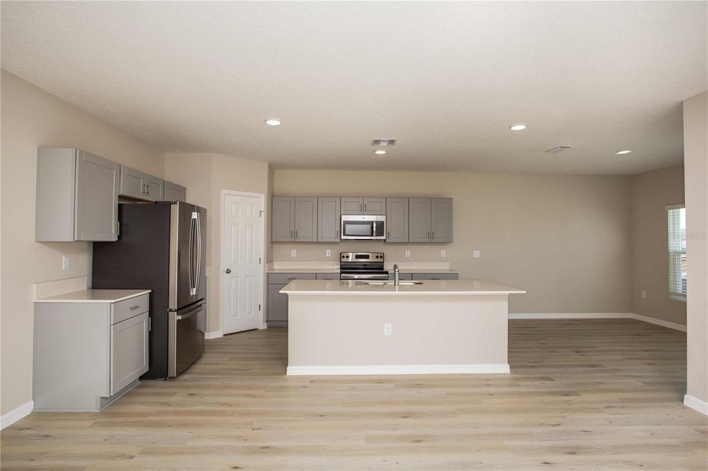 Image 11 of property listing at 2167 LAWSON WAY, Zephyrhills, FL 33541