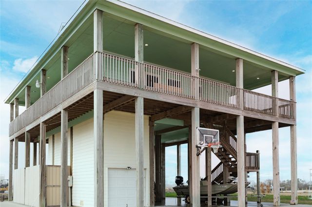 1111 Mabry Road, Gilchrist, TX 77617