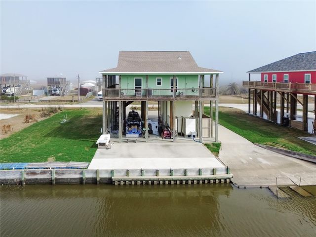 1111 Mabry Road, Gilchrist, TX 77617