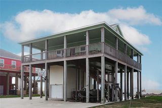 1111 Mabry Road, Gilchrist, TX 77617