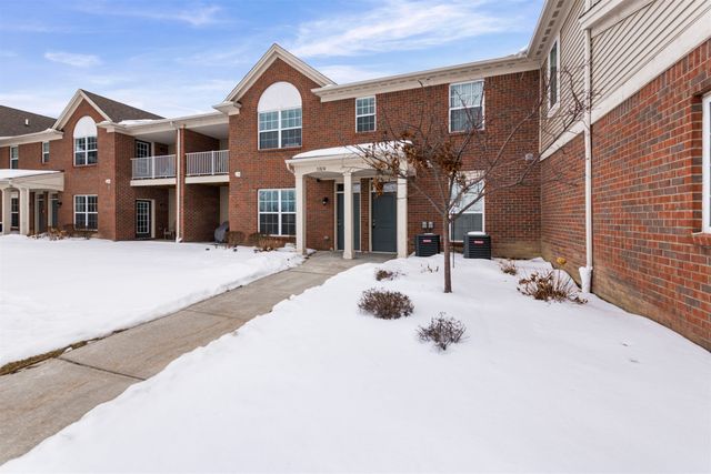 51876 E Pointe Lane, Chesterfield Twp, MI 48051