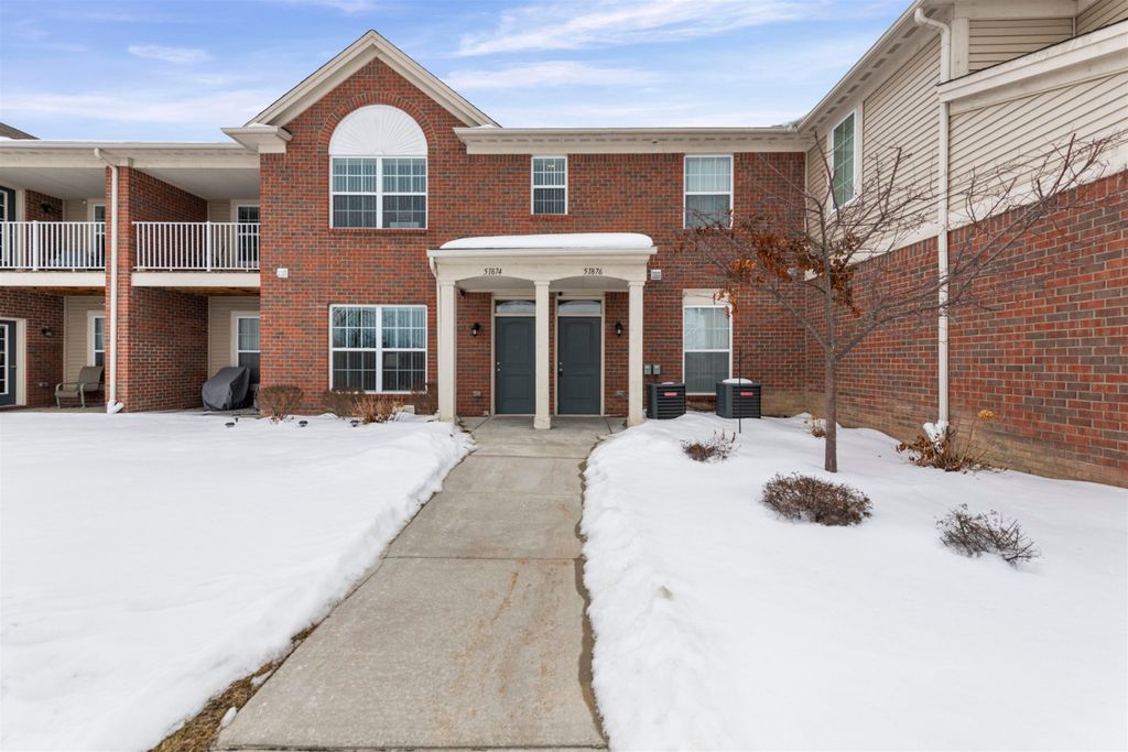 51876 E Pointe Lane, Chesterfield Twp, MI 48051