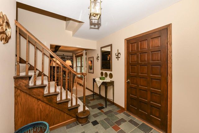836 Hawks Hollow, Delafield, WI 53018
