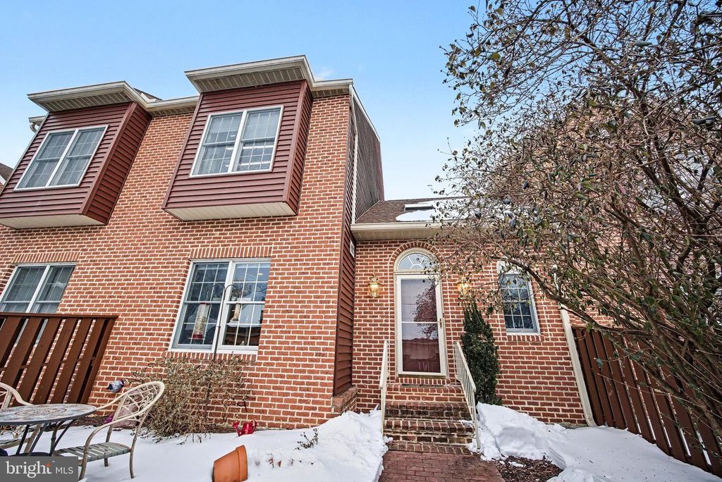 Image 1 of property listing at 730 STERLING COURT, Enola, PA 17025