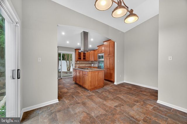 137 S FOX RD, Sterling, VA 20164