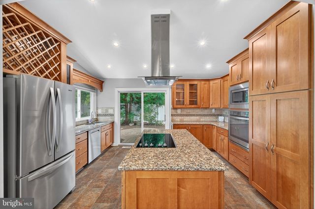 137 S FOX RD, Sterling, VA 20164