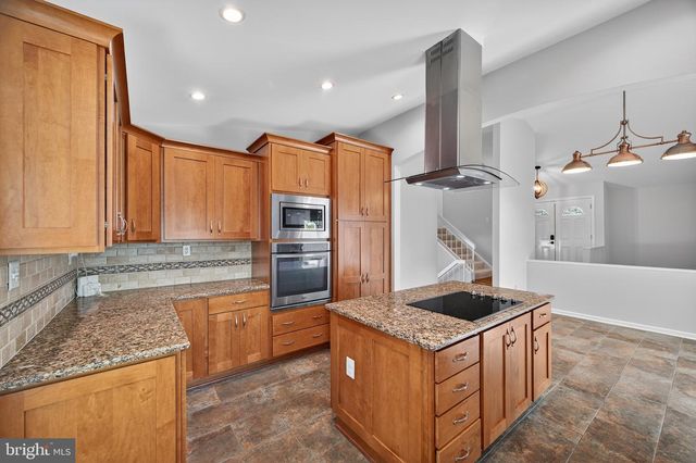 137 S FOX RD, Sterling, VA 20164