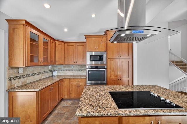 137 S FOX RD, Sterling, VA 20164