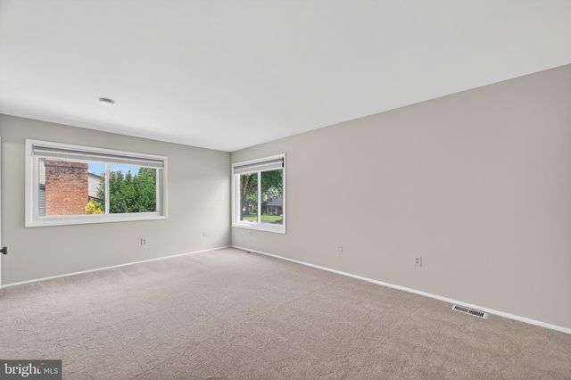 137 S FOX RD, Sterling, VA 20164