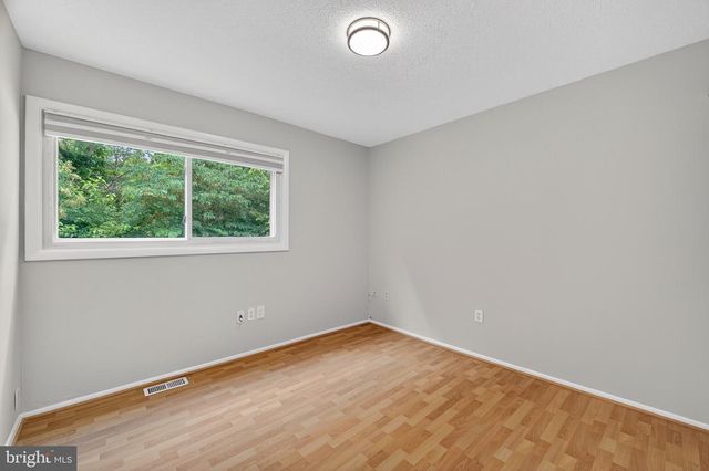 137 S FOX RD, Sterling, VA 20164