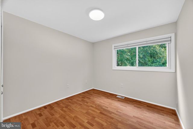 137 S FOX RD, Sterling, VA 20164