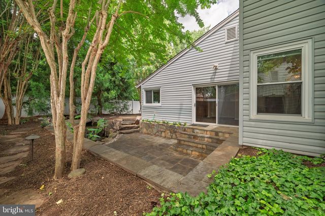 137 S FOX RD, Sterling, VA 20164