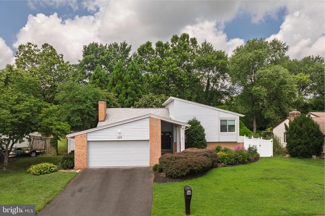137 S FOX RD, Sterling, VA 20164
