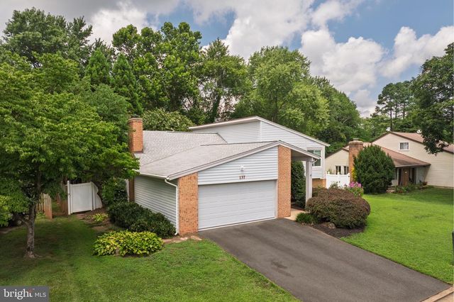 137 S FOX RD, Sterling, VA 20164