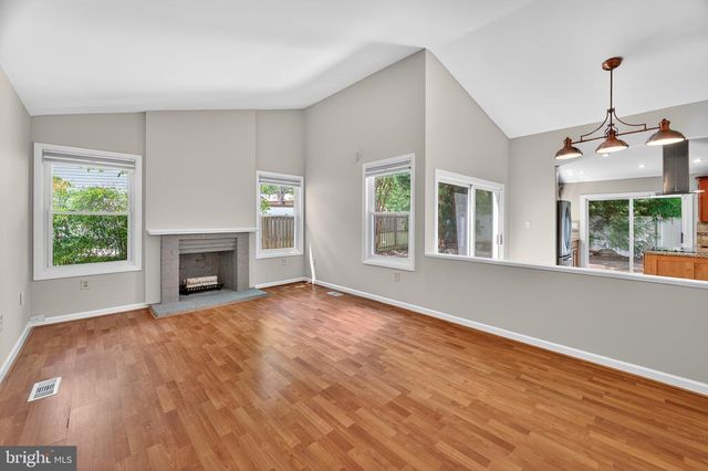137 S FOX RD, Sterling, VA 20164