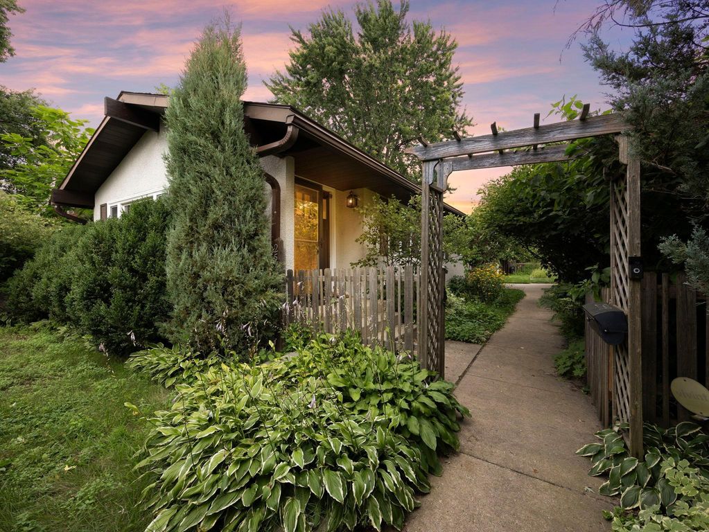 2549 33rd Avenue S, Minneapolis, MN 55406
