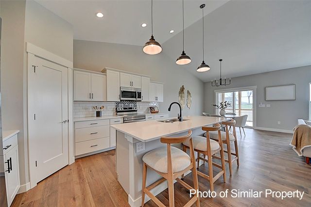 2933 Clubhouse Dr, Marion, IA 52302