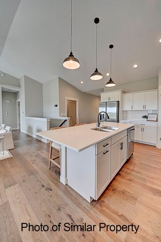 2933 Clubhouse Dr, Marion, IA 52302