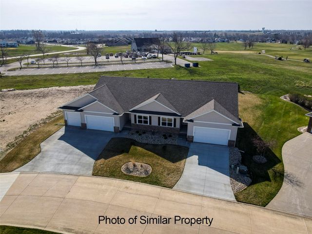 2933 Clubhouse Dr, Marion, IA 52302