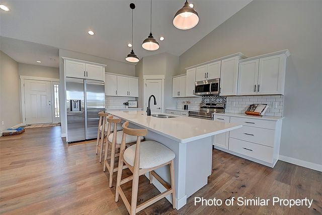 2933 Clubhouse Dr, Marion, IA 52302