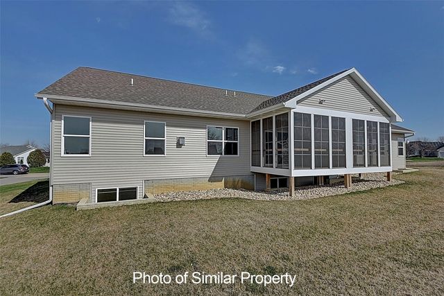 2933 Clubhouse Dr, Marion, IA 52302