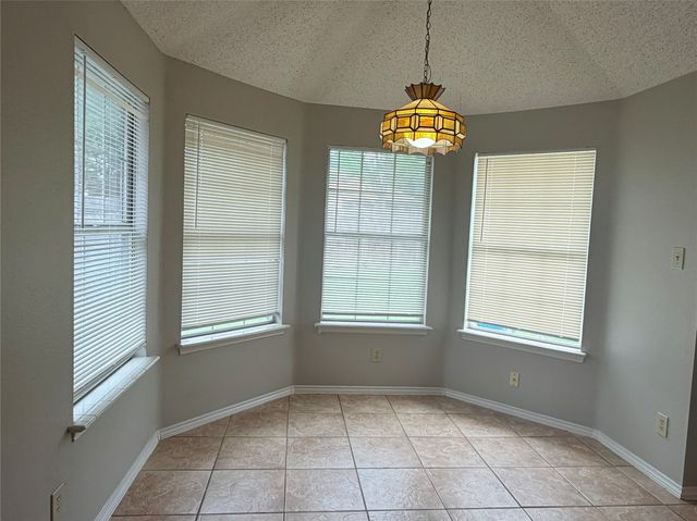 6709 Pecanwood Drive, Arlington, TX 76001