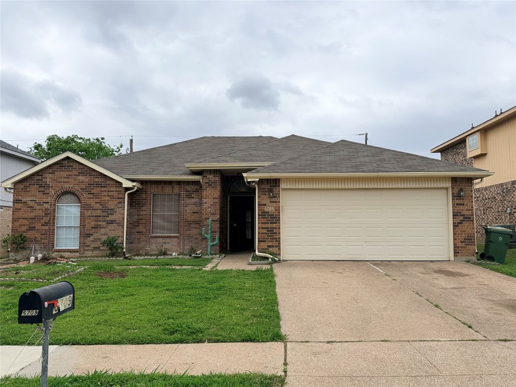 6709 Pecanwood Drive, Arlington, TX 76001