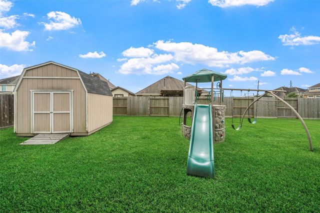 4002 Longwood Drive, Mont Belvieu, TX 77523