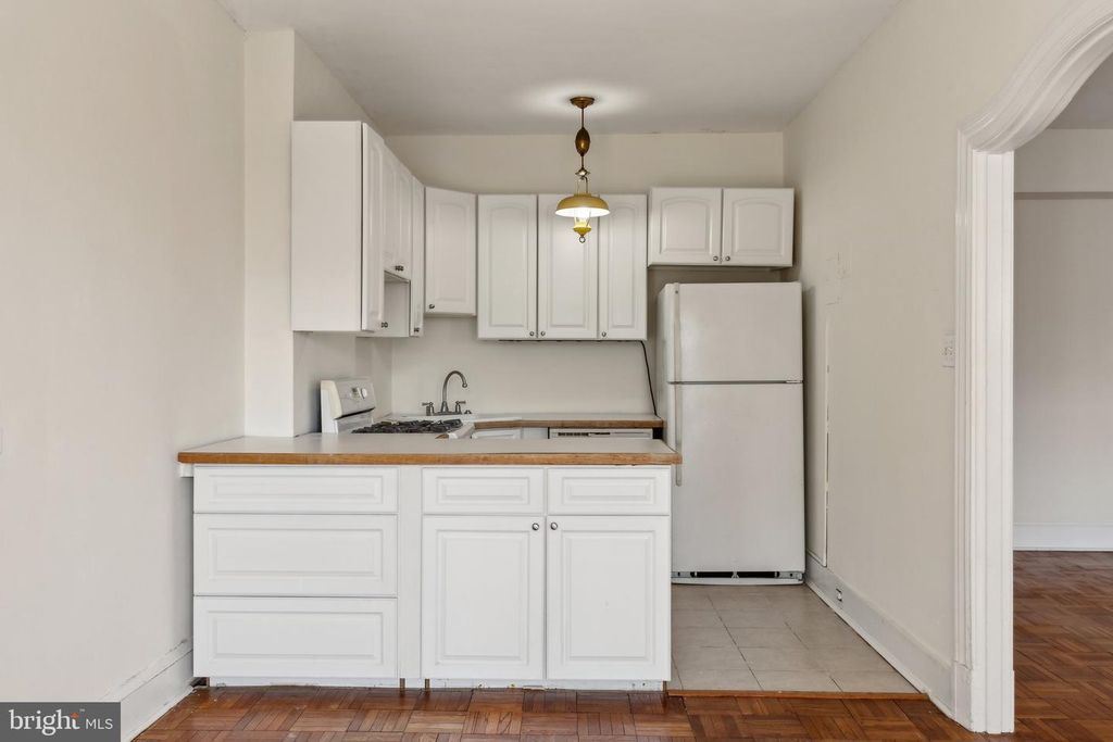 Image 10 of property listing at 4000 CATHEDRAL AVE NW #605B, Washington, DC 20016