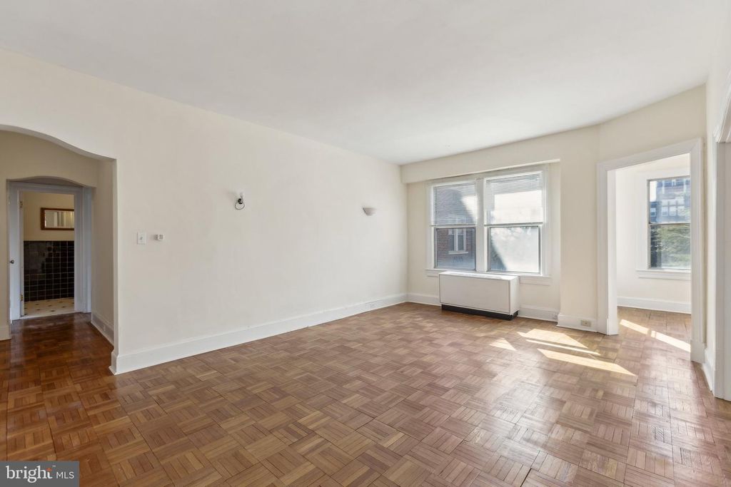 Image 3 of property listing at 4000 CATHEDRAL AVE NW #605B, Washington, DC 20016