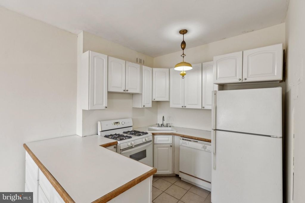 Image 8 of property listing at 4000 CATHEDRAL AVE NW #605B, Washington, DC 20016