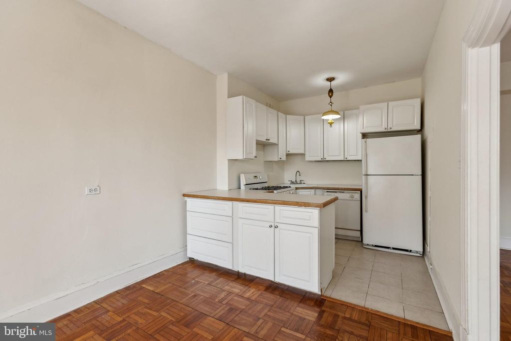 Image 9 of property listing at 4000 CATHEDRAL AVE NW #605B, Washington, DC 20016